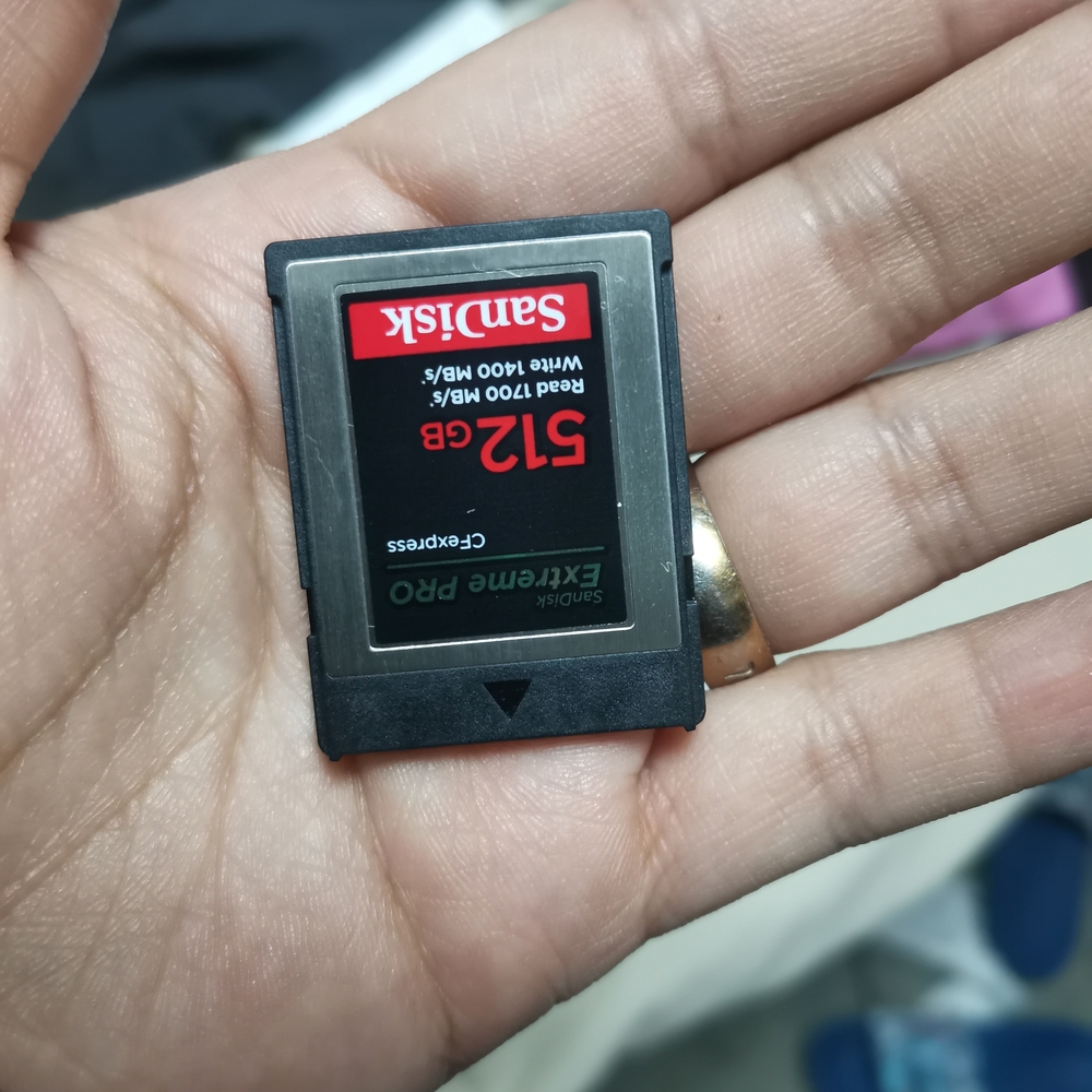 512 GB SanDisk memory card for camera